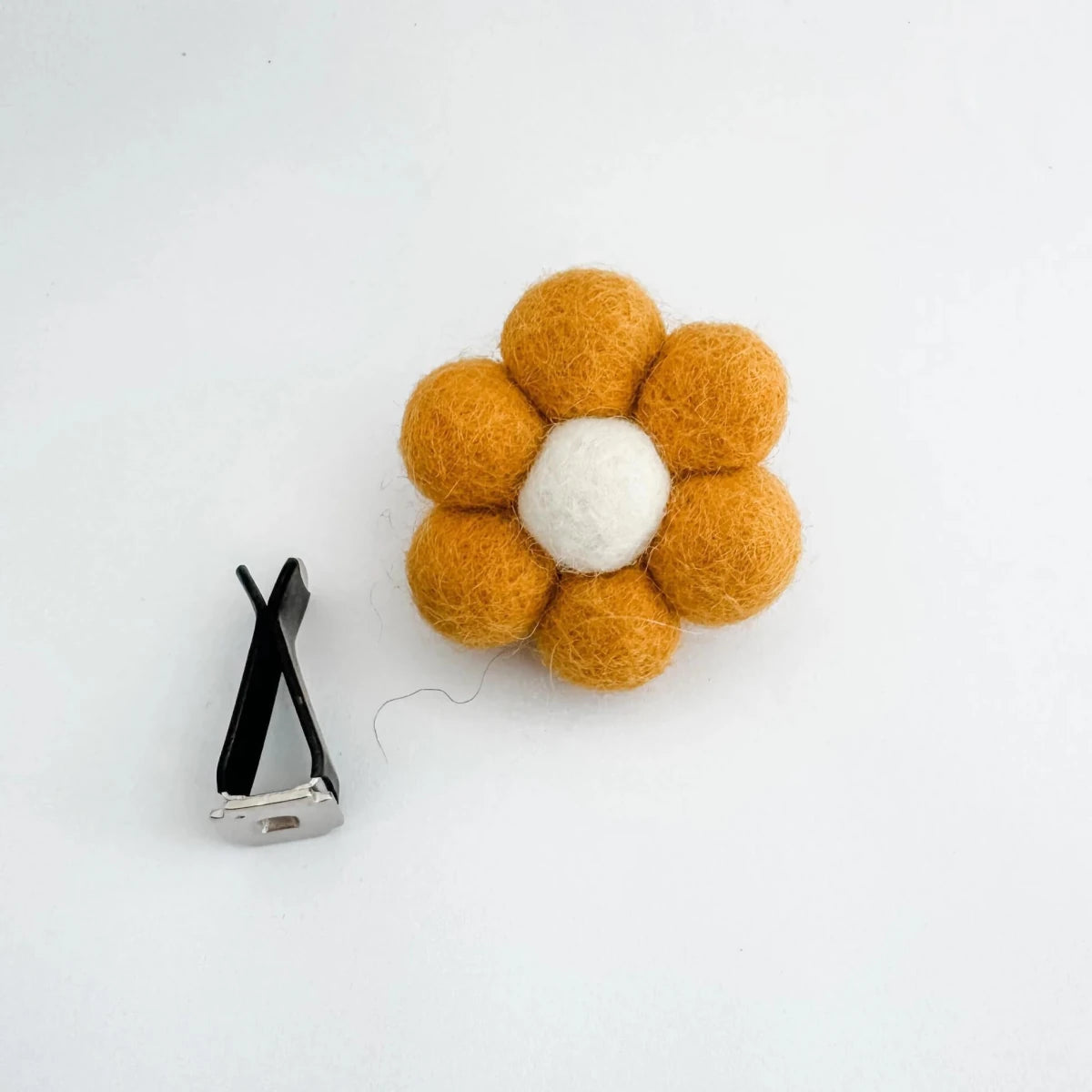 Store 17 | Daisy Car Clip On Diffuser - milk + honey