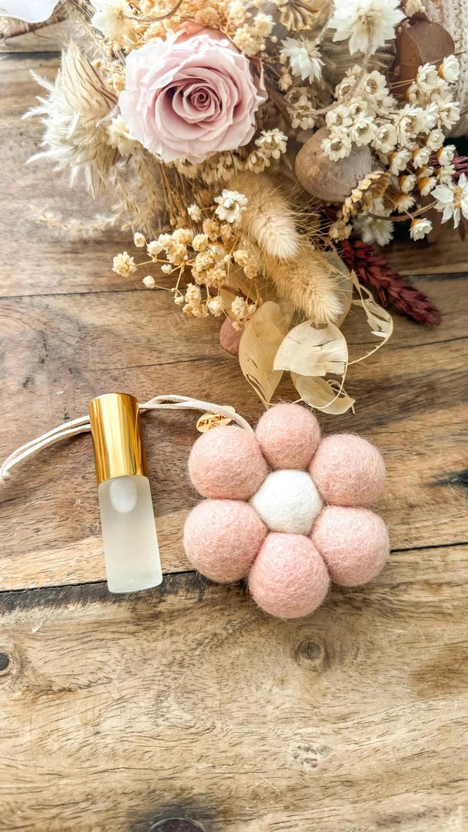 Store 17 | Daisy Hanging Diffuser - milk + honey