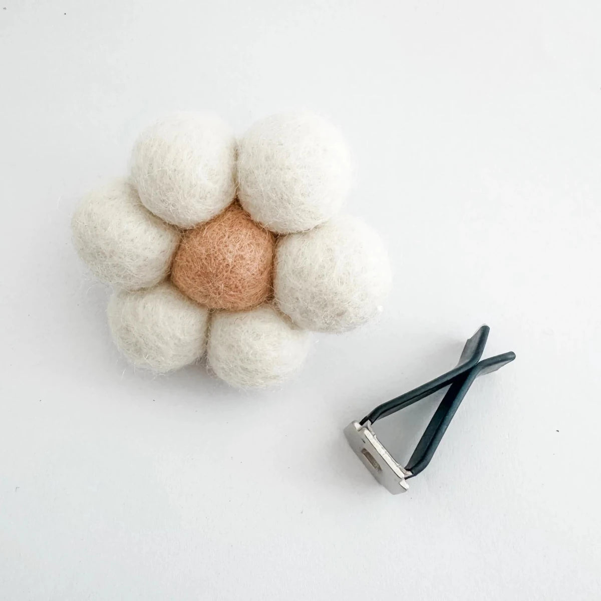 Store 17 | Daisy Car Clip On Diffuser - milk + honey