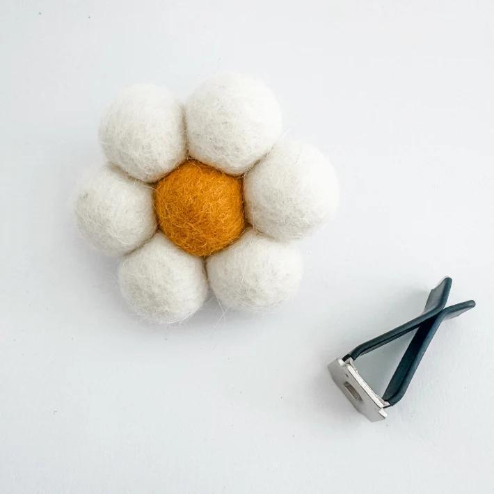 Store 17 | Daisy Car Clip On Diffuser - milk + honey